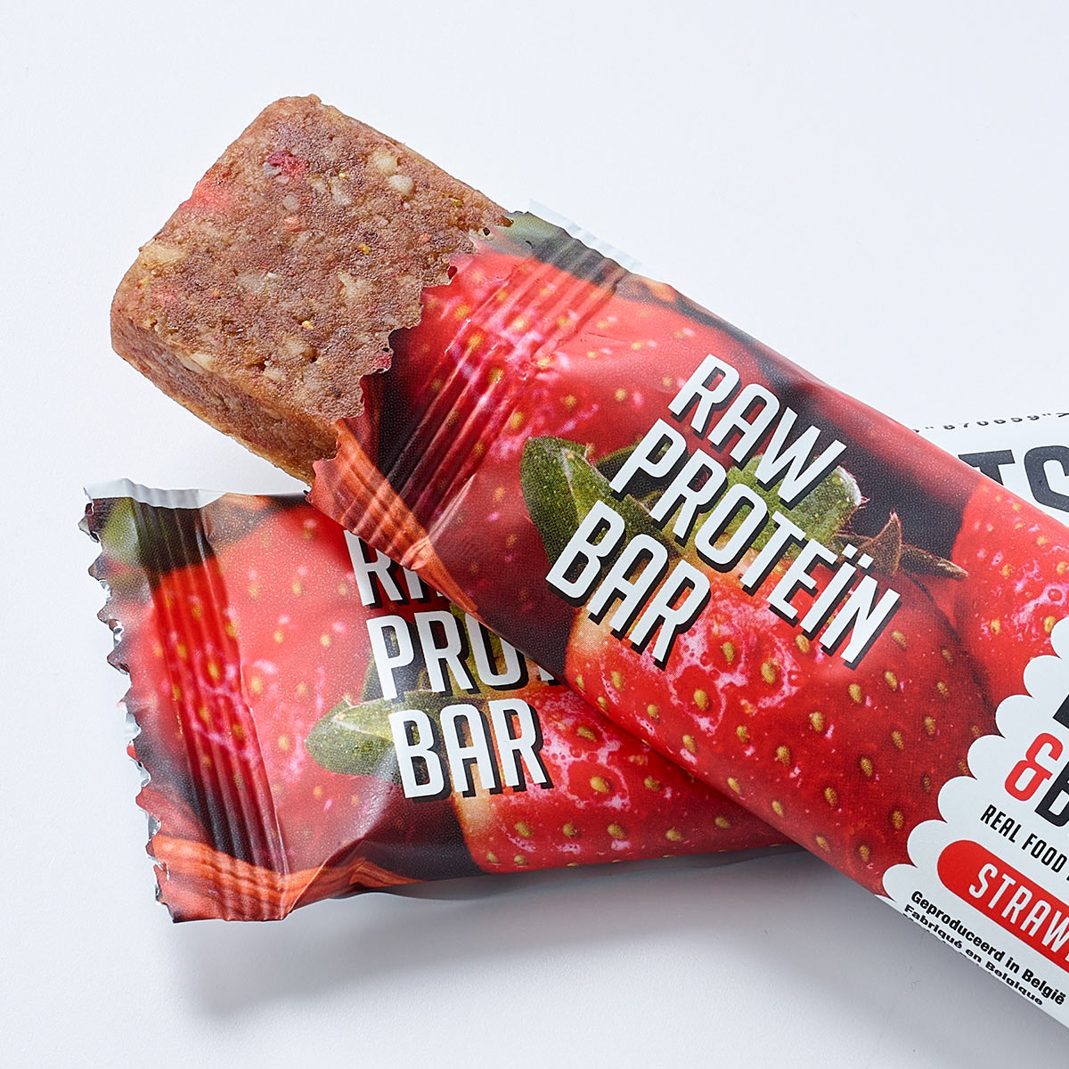 NUTS&BERRIES-Raw-Protein-Bar-Strawberry-Detail